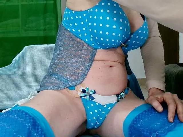 Try sexy performer Carolsquirter Carolsquirter from BongaCams