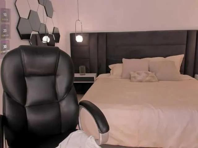 SarahYates from BongaCams