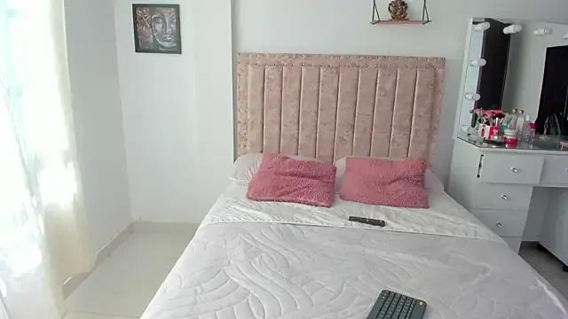 EmiilyEvans_ from StripChat