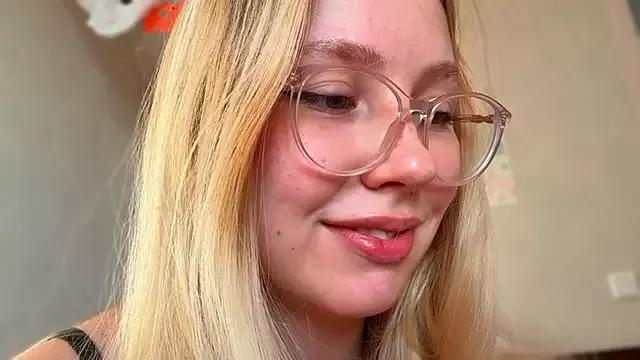 HoneyAudrey from StripChat